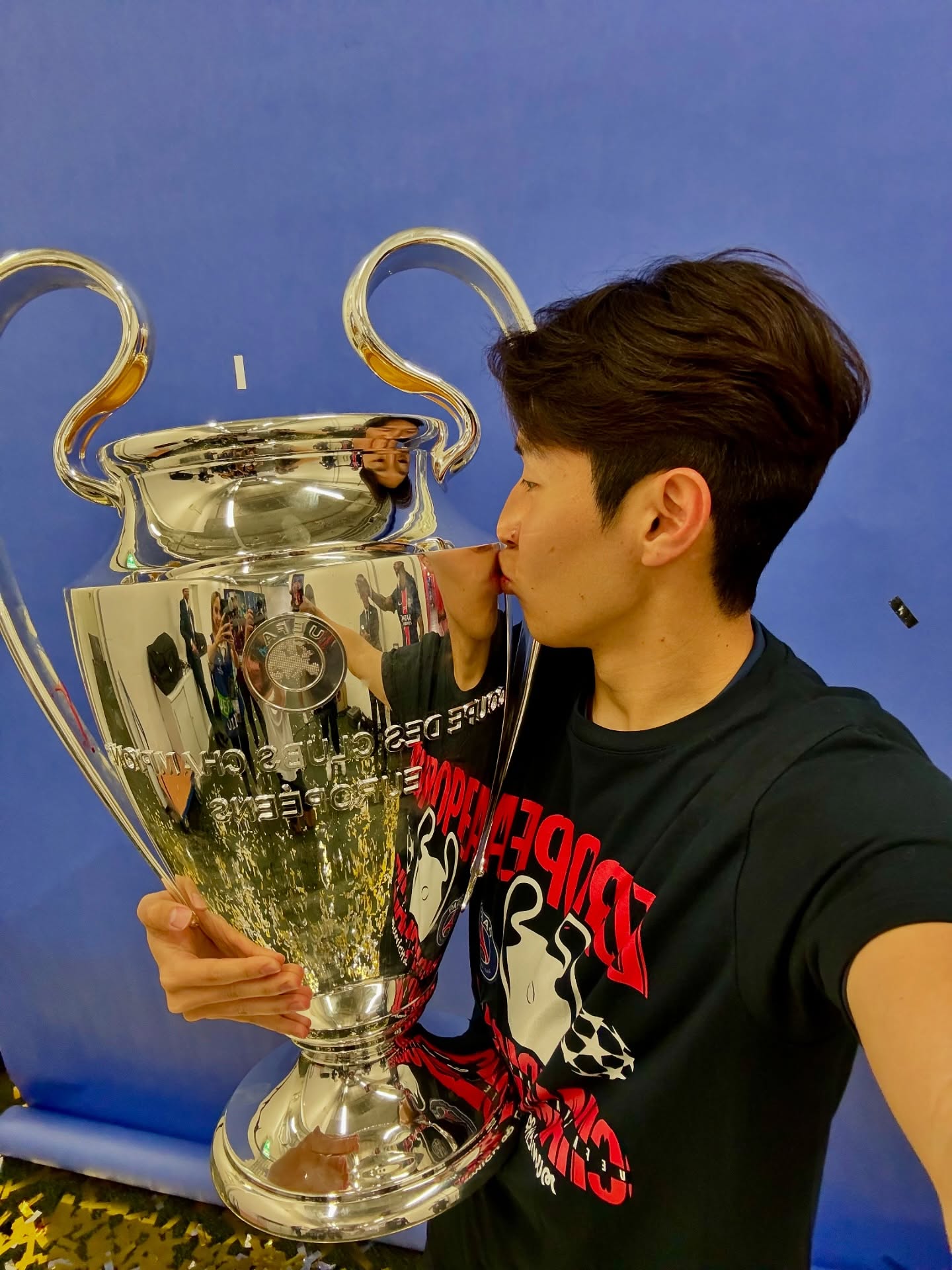 Cầu thủ triệu fan đeo huy chương vô địch Champions League cho bạn gái tiểu thư tài phiệt siêu giàu, visual couple gây sốt!- Ảnh 2.