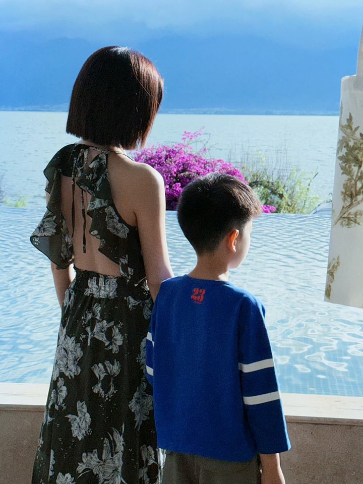 Ảnh bóng lưng của Trần Nghiên Hy và con trai gây xúc động: Sinh nhật đầu tiên hậu ly hôn, mẹ con nương tựa bên nhau- Ảnh 2.