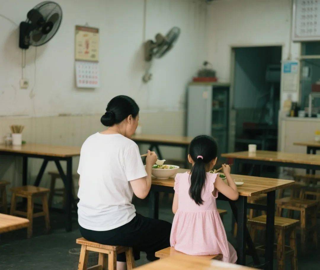 Hai mẹ con ăn mì xong, ông chủ lắc đầu: 