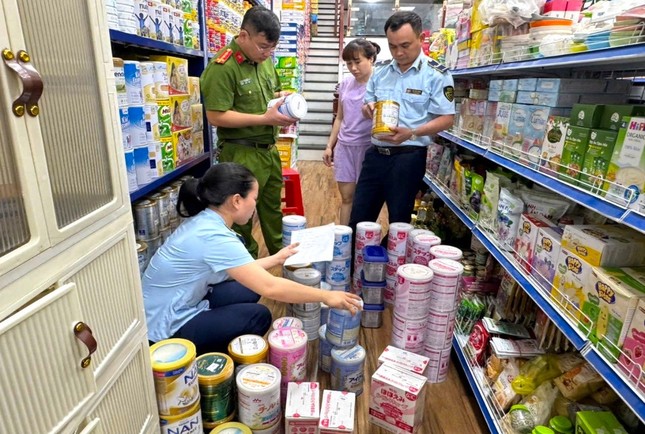 Phát hiện hàng trăm hộp sữa bột trẻ em nhập lậu- Ảnh 1.