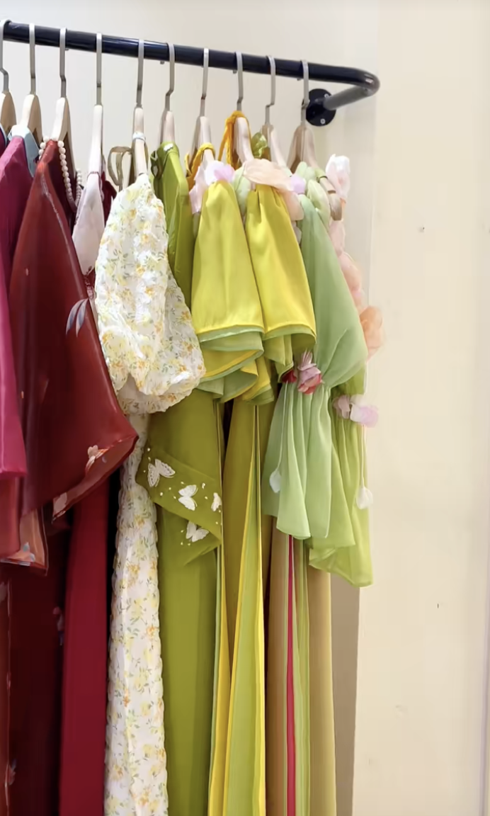 "Sống trong nhung lụa" vẫn sốc khi nhận về một chiếc áo rách gấu- Ảnh 1.