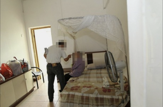 Con trai ném ghế gãy tay mẹ đẻ- Ảnh 1.