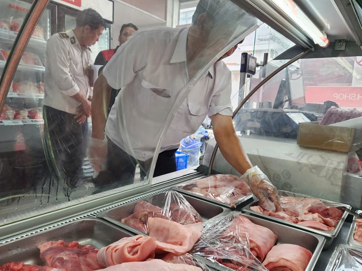 Hoàn tất lấy mẫu xét nghiệm tại 4 điểm bán thịt C.P. ở Sóc Trăng- Ảnh 2.