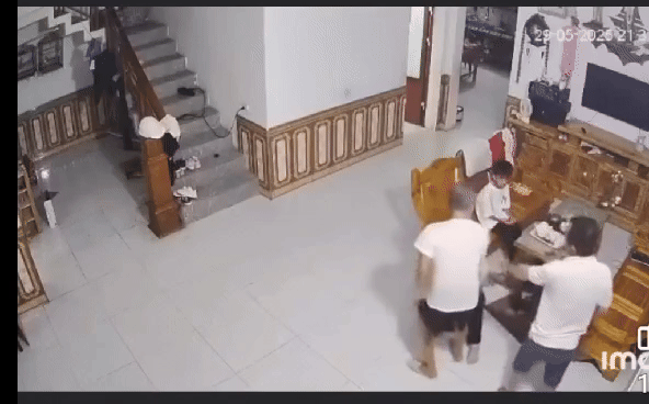 Vụ chồng đánh vợ đến nhập viện: Con thấy mẹ bị đánh nên trích xuất camera gửi cho bác xem- Ảnh 2.