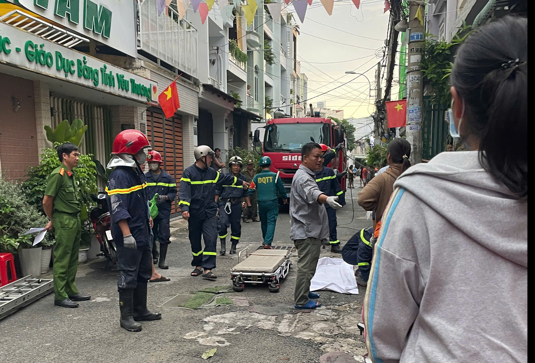 TP HCM: Điều tra hai vụ người đàn ông tử vong trên mái nhà- Ảnh 1.