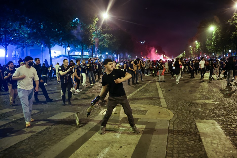 Đêm ăn mừng hóa ác mộng: Paris chìm trong khói lửa bạo loạn khi PSG vô địch Champions League, CĐV và dân thường bỏ mạng- Ảnh 6.
