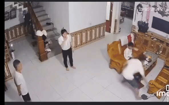 Vụ chồng đánh vợ đến nhập viện trước mặt người già, trẻ nhỏ: Gia đình tiết lộ tình trạng nạn nhân- Ảnh 1.