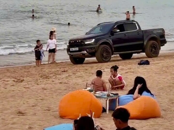Lái xe bán tải chơi ngông phóng ào ào, bóp còi inh ỏi trên bãi biển đông người- Ảnh 1.