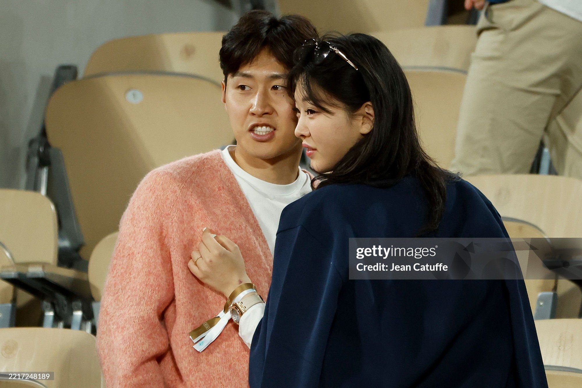 Cầu thủ triệu fan đeo huy chương vô địch Champions League cho bạn gái tiểu thư tài phiệt siêu giàu, visual couple gây sốt!- Ảnh 6.