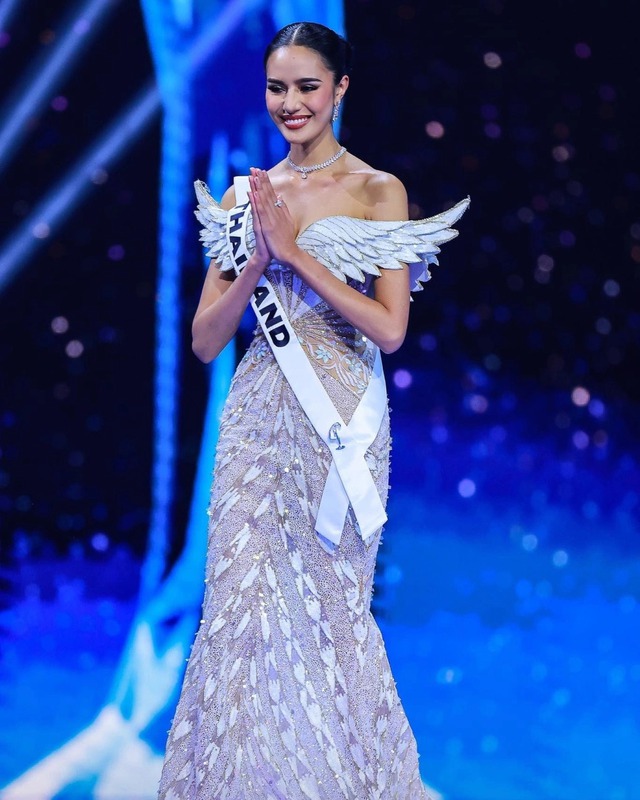Tân Miss World 2025 từng “đốt cháy” Miss Universe với loạt váy hở bạo, body nuột đến từng centimet- Ảnh 4. Tân Miss World 2025 từng “đốt cháy” Miss Universe với loạt váy hở bạo, body nuột đến từng centimet- Ảnh 4.
