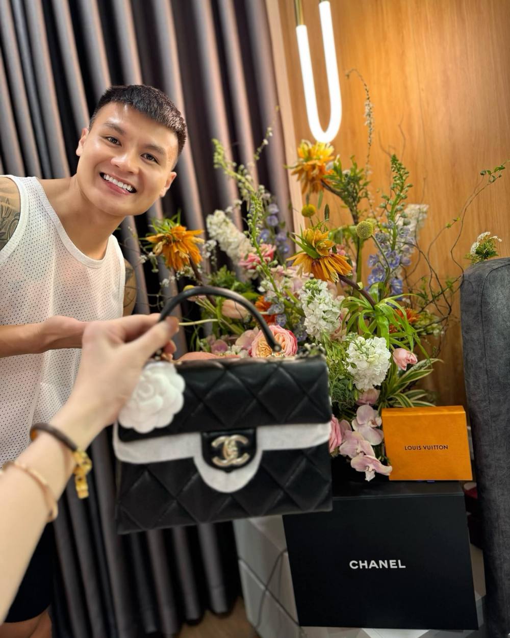 Quang Hải vừa tặng siêu xe gần chục tỷ, Chu Thanh Huyền lại “đòi” thêm túi Chanel, phản ứng của chàng cầu thủ gây bất ngờ- Ảnh 2.