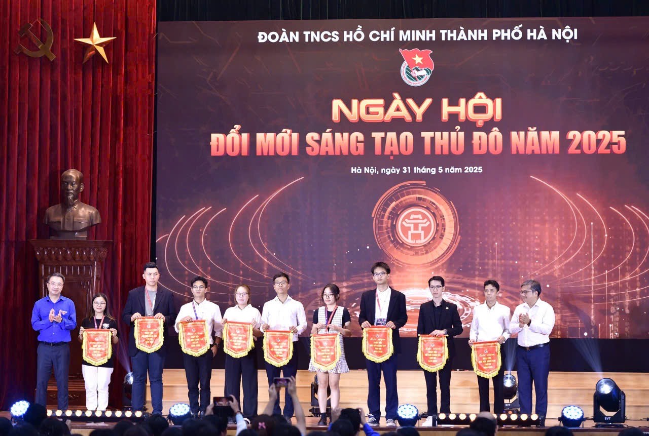 Gần 1.000 bạn trẻ đổ bộ Bách khoa trong "Ngày hội Đổi mới sáng tạo Thủ đô 2025": Sân chơi chất lượng, networking siêu xịn!- Ảnh 2.