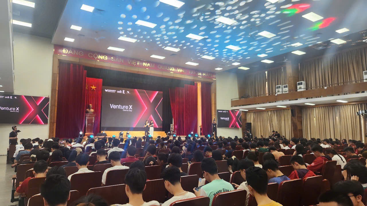 Gần 1.000 bạn trẻ đổ bộ Bách khoa trong "Ngày hội Đổi mới sáng tạo Thủ đô 2025": Sân chơi chất lượng, networking siêu xịn!- Ảnh 1.