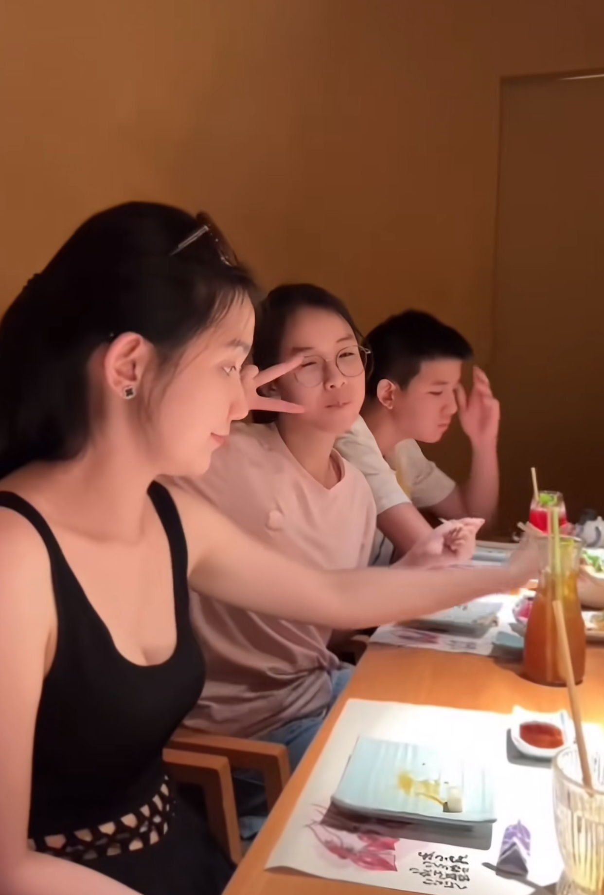 Thiếu gia con Hoa hậu Việt đang hot rần rần: 15 tuổi đã cao gần 1m9, visual như 