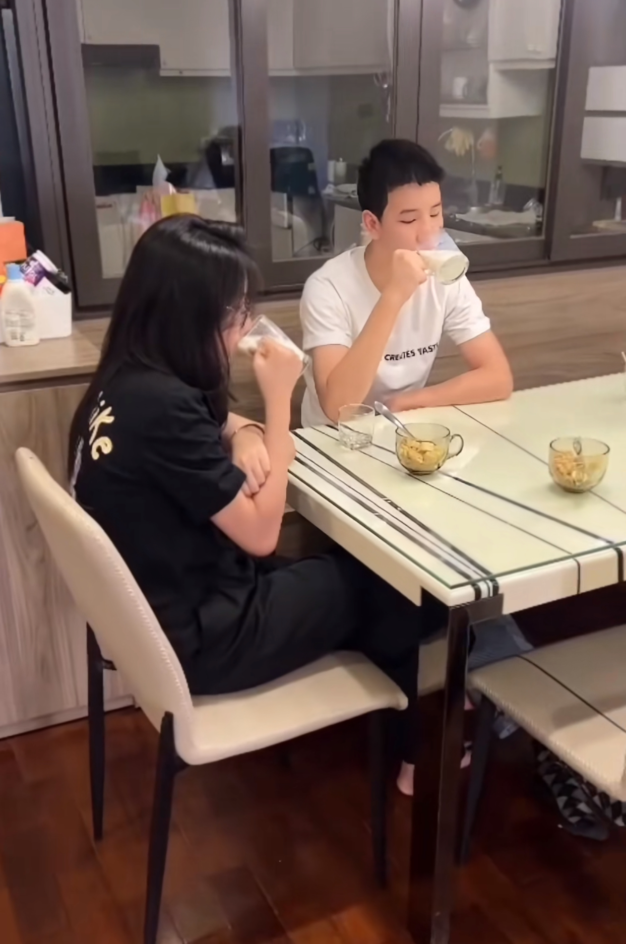 Thiếu gia con Hoa hậu Việt đang hot rần rần: 15 tuổi đã cao gần 1m9, visual như 