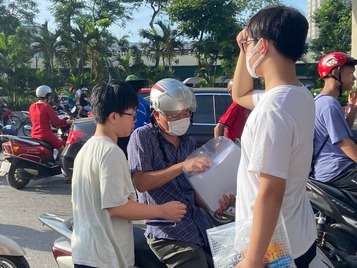 3.000 thí sinh tranh suất vào lớp 10 trường chuyên hot nhất nhì Hà Nội- Ảnh 2.