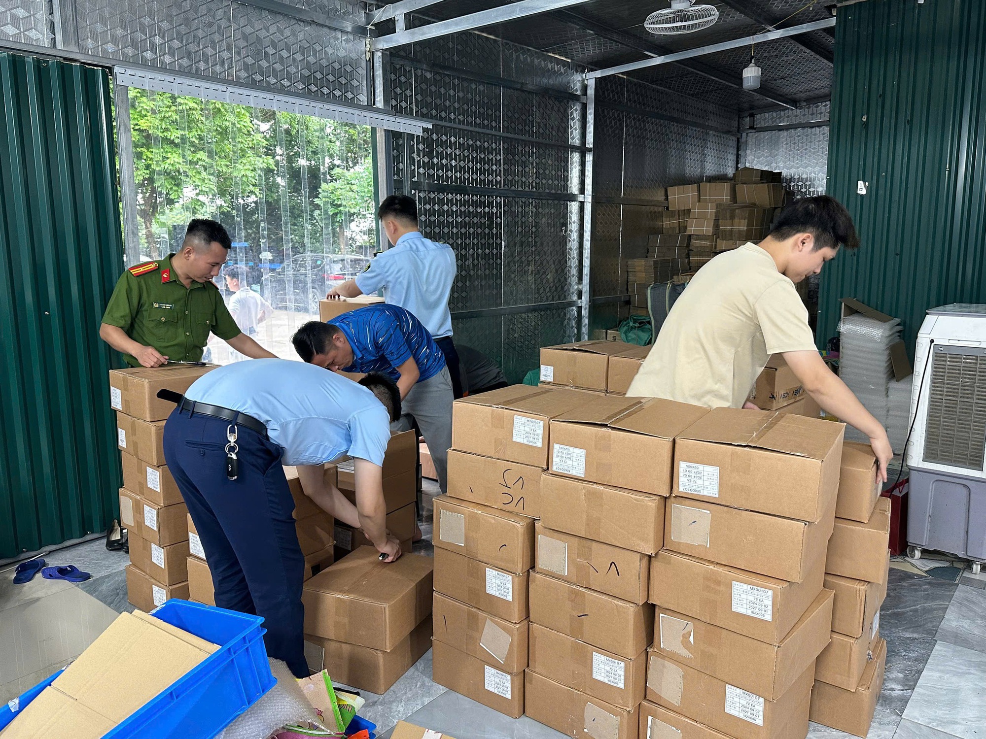 Phát hiện hơn 5.000 lọ mỹ phẩm nhập lậu của công ty Ngân Korea- Ảnh 1.