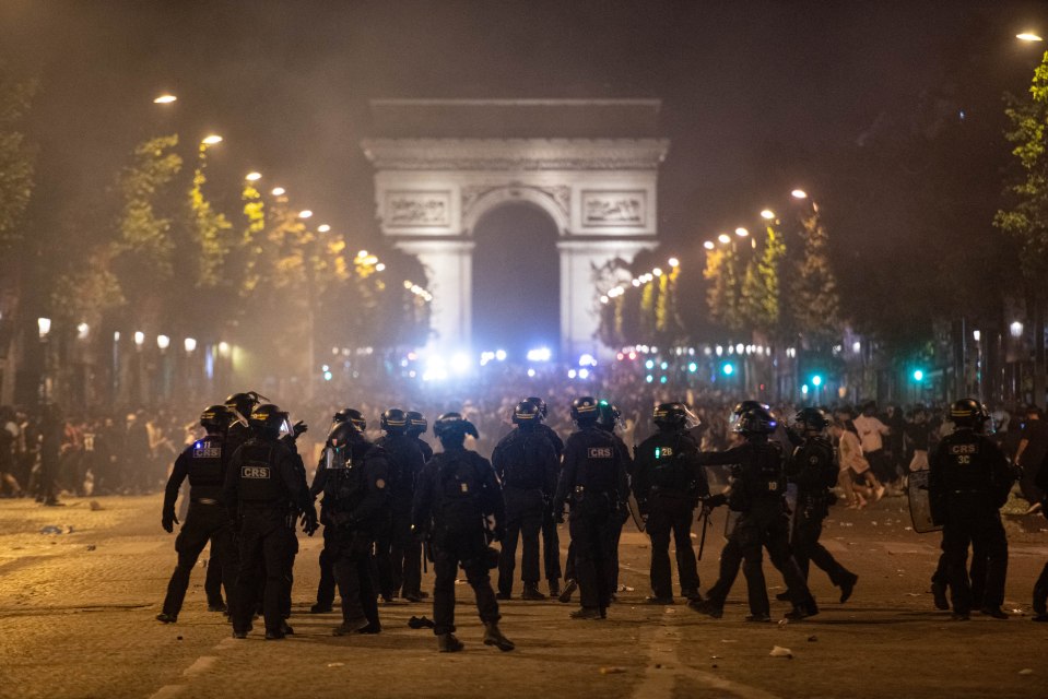 Đêm ăn mừng hóa ác mộng: Paris chìm trong khói lửa bạo loạn khi PSG vô địch Champions League, CĐV và dân thường bỏ mạng- Ảnh 1.