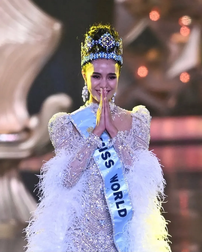 Tân Miss World 2025 từng “đốt cháy” Miss Universe với loạt váy hở bạo, body nuột đến từng centimet- Ảnh 2. Tân Miss World 2025 từng “đốt cháy” Miss Universe với loạt váy hở bạo, body nuột đến từng centimet- Ảnh 2.
