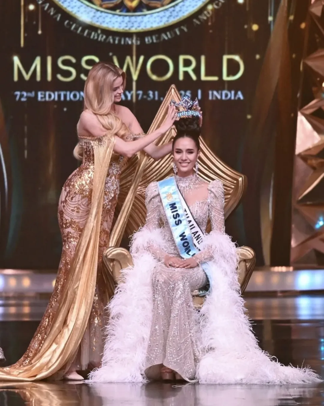 Tân Miss World 2025 từng “đốt cháy” Miss Universe với loạt váy hở bạo, body nuột đến từng centimet- Ảnh 1. Tân Miss World 2025 từng “đốt cháy” Miss Universe với loạt váy hở bạo, body nuột đến từng centimet- Ảnh 1.