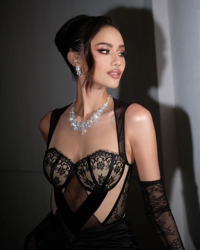 Tân Miss World 2025 từng “đốt cháy” Miss Universe với loạt váy hở bạo, body nuột đến từng centimet- Ảnh 12. Tân Miss World 2025 từng “đốt cháy” Miss Universe với loạt váy hở bạo, body nuột đến từng centimet- Ảnh 12.