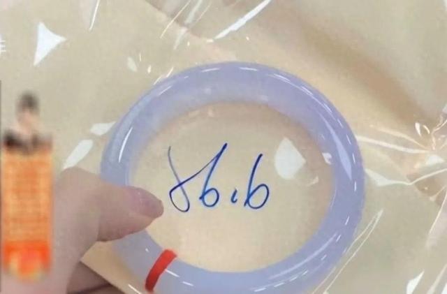 Mua vòng ngọc 180 triệu đồng trên sàn thương mại điện tử nhưng hoàn hàng, 1 ngày sau shipper báo kiện hàng thất lạc, công ty vận chuyển tuyên bố: "Chỉ bồi thường 240k"- Ảnh 1.