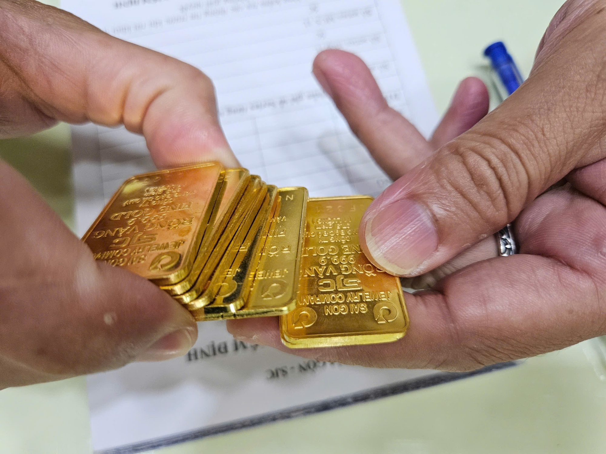 Giá vàng hôm nay 1-6: Người mua vàng miếng lỗ gần 5 triệu đồng, giá còn giảm tiếp?- Ảnh 1.