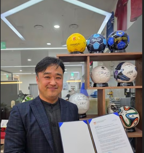 Hé lộ "trợ lý bí mật" giúp HLV Kim Sang-sik đánh bại MU- Ảnh 2.