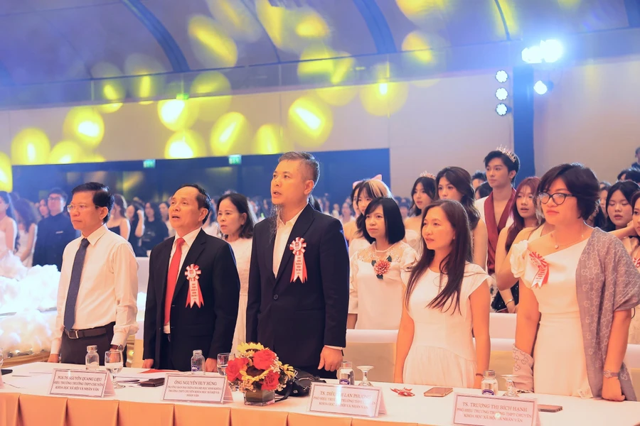 Xúc động lễ trưởng thành của học sinh THPT Chuyên KHXH&NV- Ảnh 1.