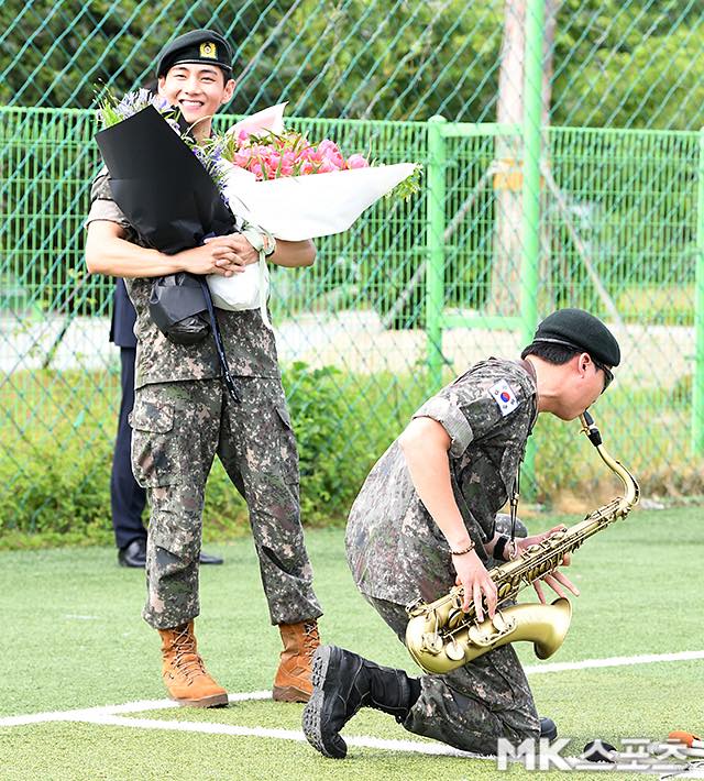 V và RM (BTS) cuối cùng đã xuất ngũ: Siêu ngầu siêu rắn rỏi, văn nghệ tấu hài tặng rừng fan và phóng viên đông nghẹt!- Ảnh 5.
