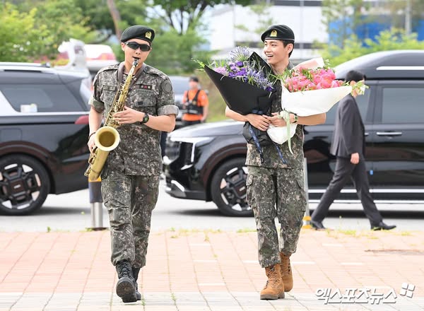 V và RM (BTS) cuối cùng đã xuất ngũ: Siêu ngầu siêu rắn rỏi, văn nghệ tấu hài tặng rừng fan và phóng viên đông nghẹt!- Ảnh 2.