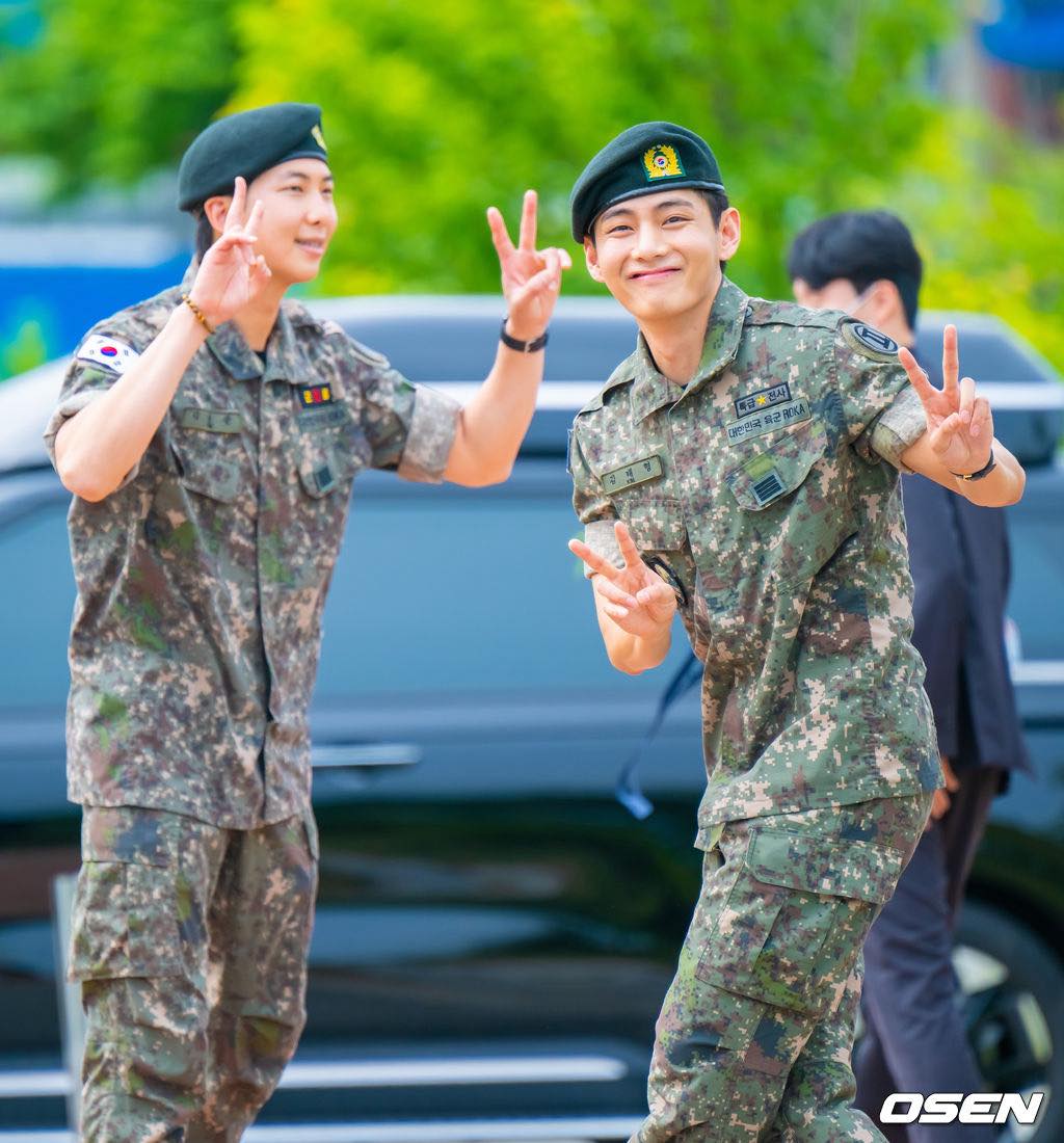 V và RM (BTS) cuối cùng đã xuất ngũ: Siêu ngầu siêu rắn rỏi, văn nghệ tấu hài tặng rừng fan và phóng viên đông nghẹt!- Ảnh 4.