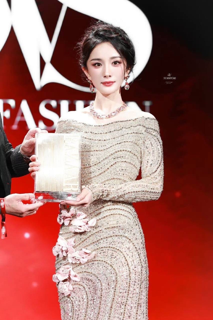 Đại minh tinh Cbiz đi event mà tóc rối “như tổ quạ”, nét mặt khác lạ tới nỗi không nhận ra- Ảnh 2.