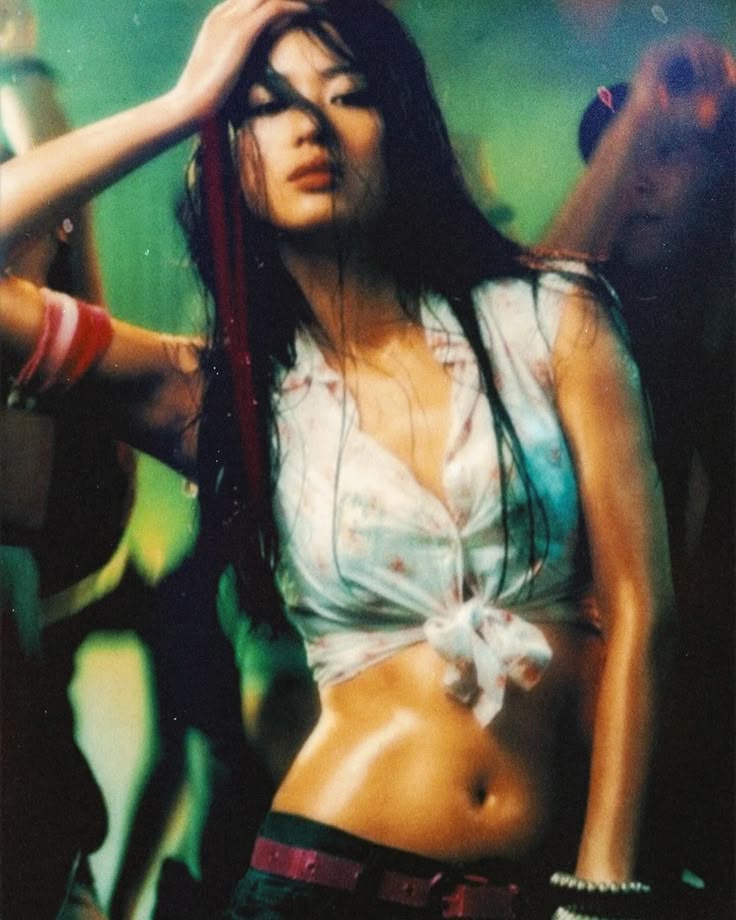 Gọi Jeon Ji Hyun là “huyền thoại Y2K” vì mặc crop top với quần cạp trễ quá đỉnh, hơn 20 năm nhìn lại vẫn mê- Ảnh 12.