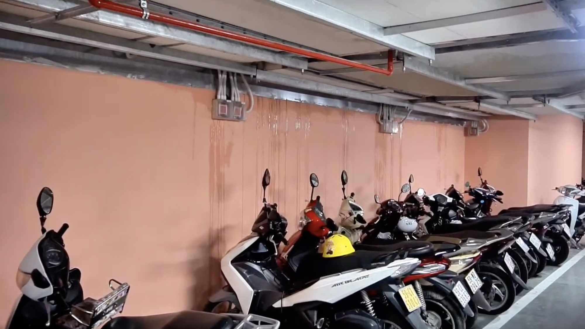 Sảnh và khu vực để xe nhà ga T3 lênh láng nước, nhiều tuyến đường ở TP.HCM hỗn loạn sau trận mưa lớn kéo dài- Ảnh 6.