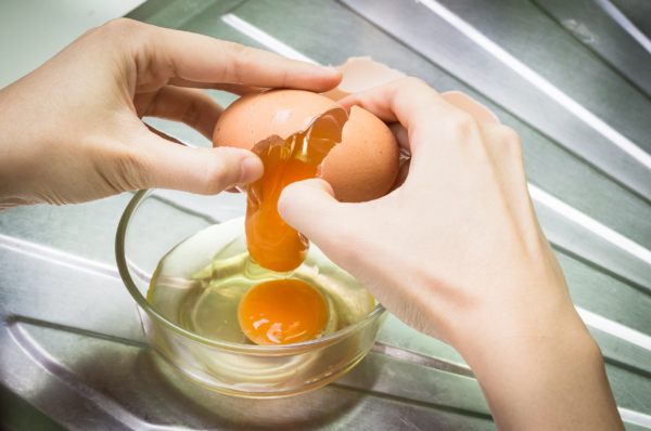Nhờ chồng cất trứng vào tủ lạnh, hành động của anh ta khiến tôi cảnh cáo vội: 