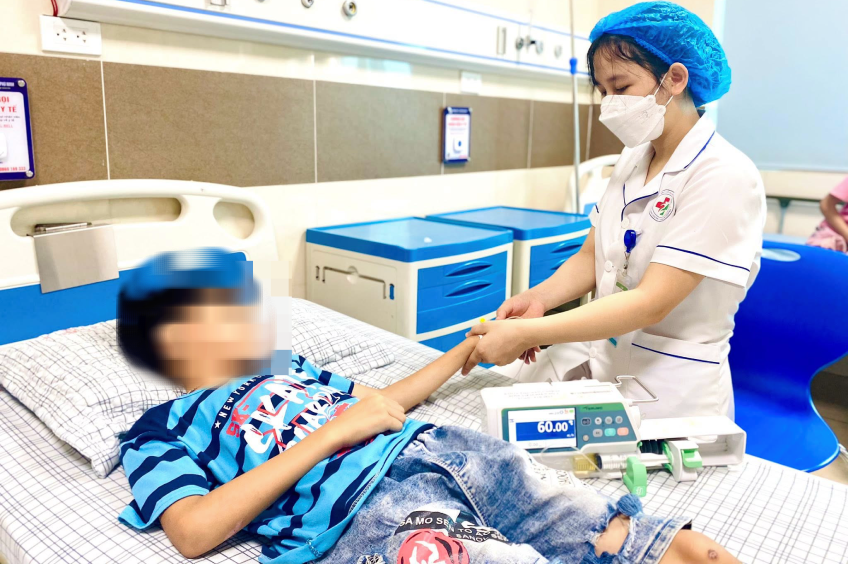 Bé trai sốc nhiệt sau vài phút vào phòng điều hòa- Ảnh 1.