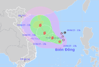 Áp thấp nhiệt đới khả năng mạnh lên thành bão, miền Trung mưa lớn- Ảnh 1.