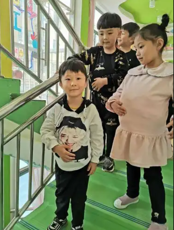 Gần 300 bé mẫu giáo "mang bầu" một ngày: Trường mầm non khiến phụ huynh xúc động vì hoạt động đặc biệt- Ảnh 3.