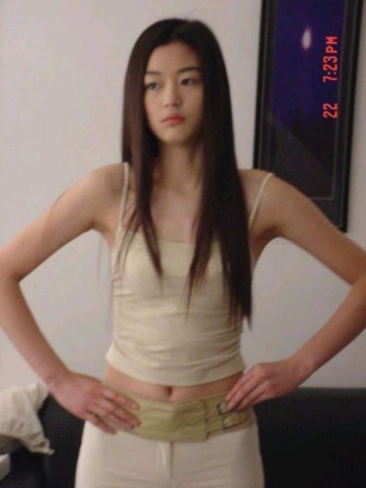 Gọi Jeon Ji Hyun là “huyền thoại Y2K” vì mặc crop top với quần cạp trễ quá đỉnh, hơn 20 năm nhìn lại vẫn mê- Ảnh 1.