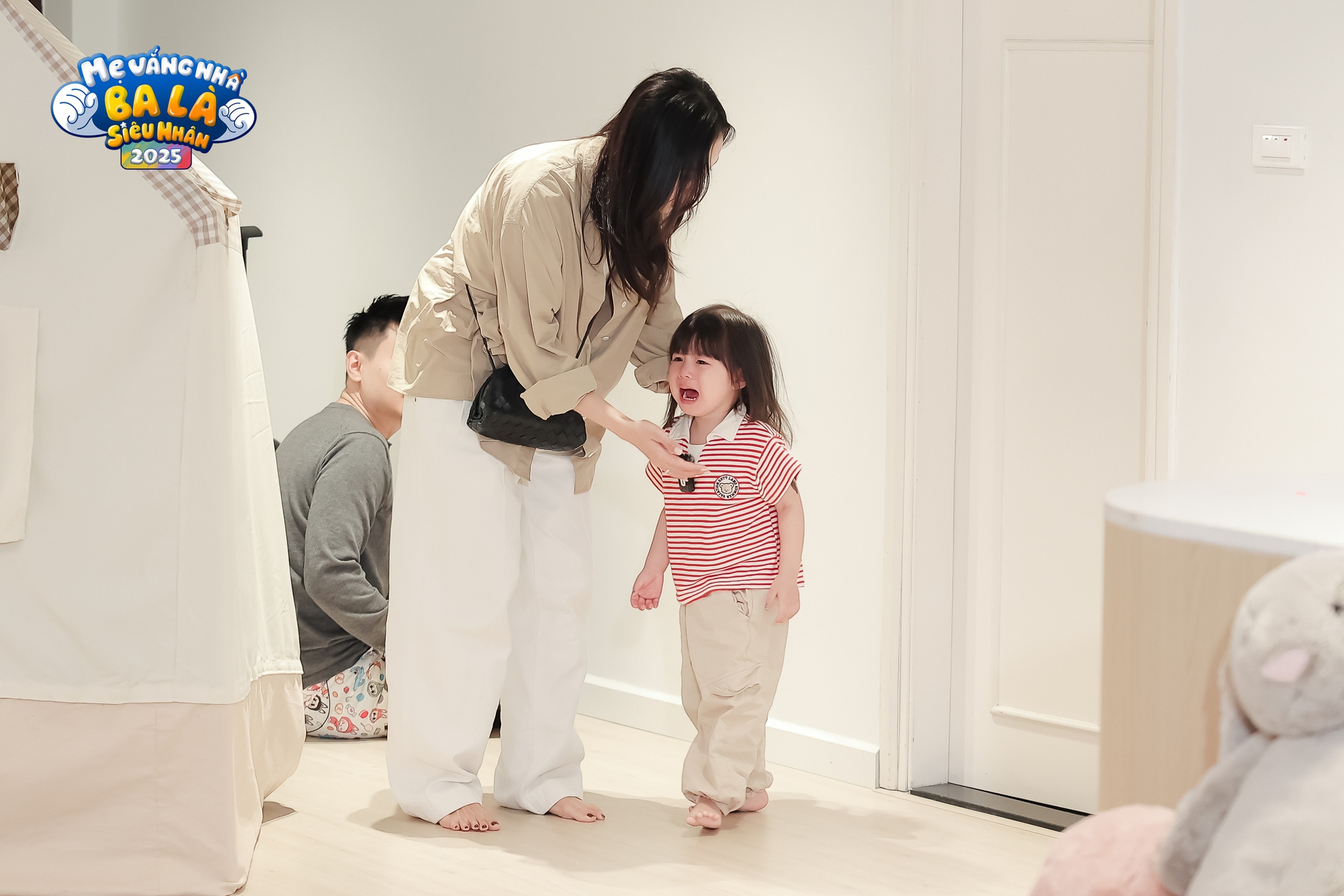 Có chuyện gì khiến cô bé tỏa nắng như Pamiuoi phải gục đầu vào vai ba Long òa khóc nức nở?- Ảnh 6.