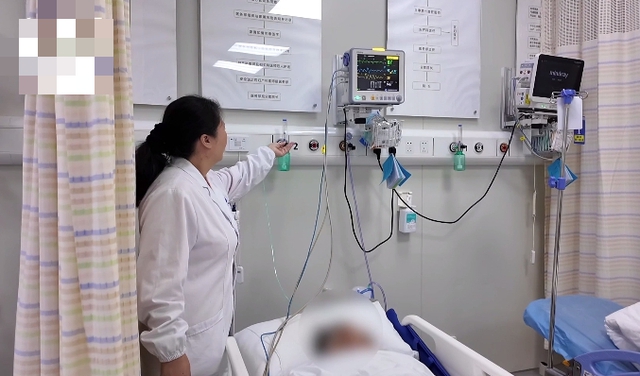 Người phụ nữ bỗng ho ra máu sau khi đi ra từ nhà tắm: Bác sĩ nói “hành động này tạo ra khí độc”- Ảnh 1.