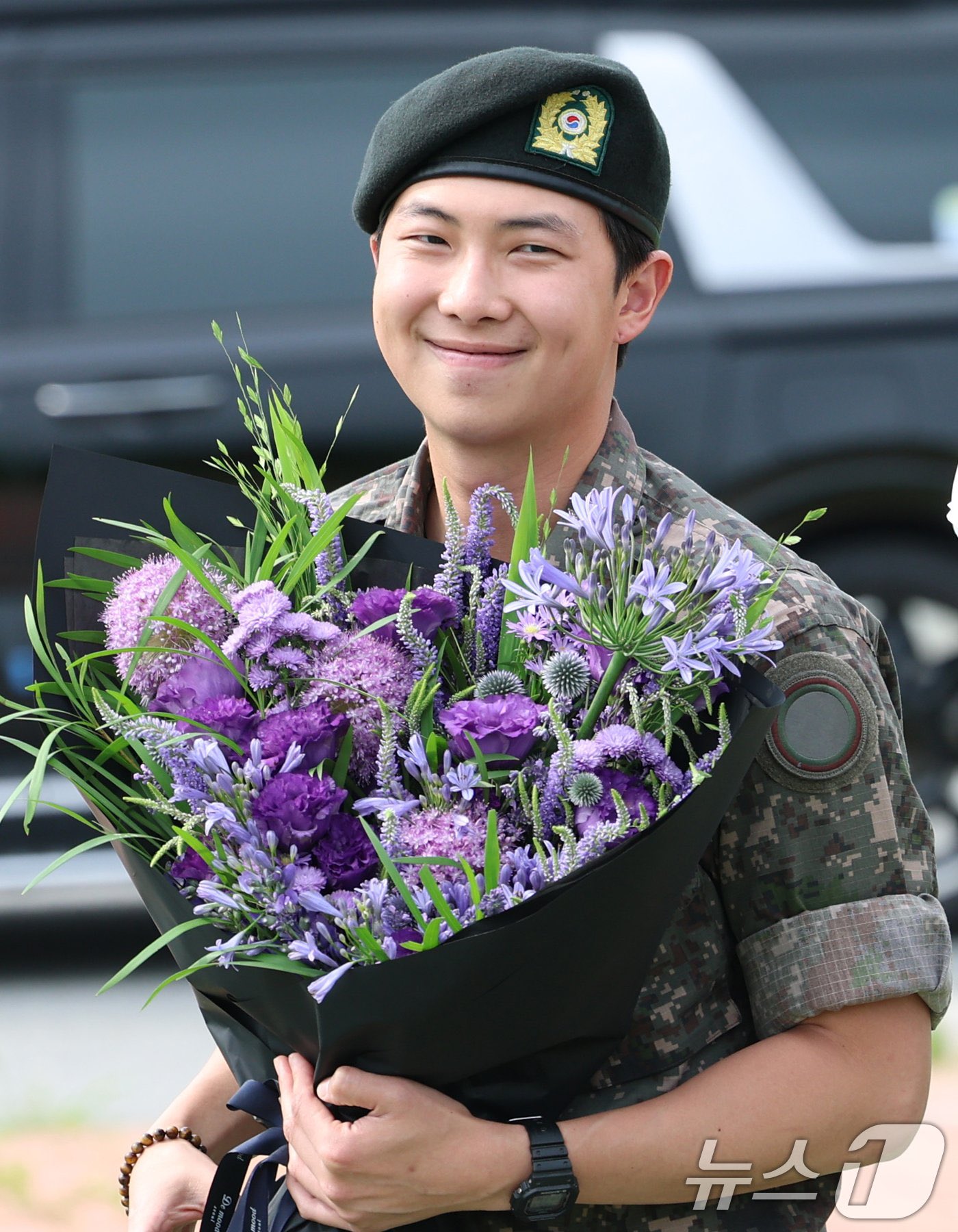 Drama ập đến V và RM (BTS): Ngày vui xuất ngũ bỗng gây bức xúc khắp MXH Hàn Quốc- Ảnh 2.