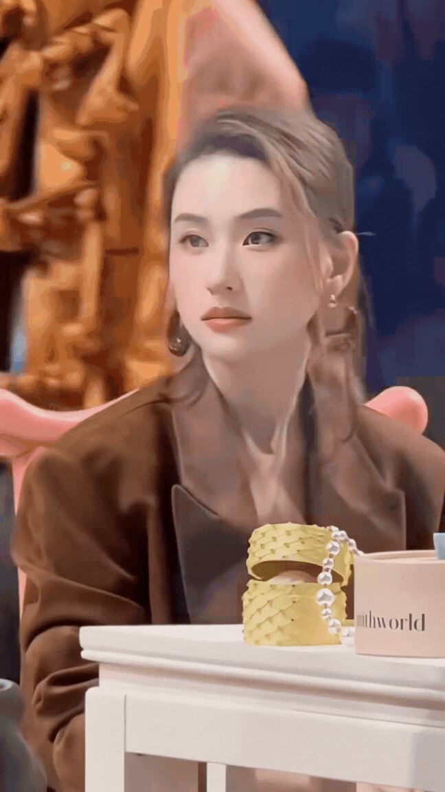 Hà Siêu Liên và nét tướng "con nhà giàu bẩm sinh" trên gương mặt: Bảo sao cả đời sống trong nhung lụa, vượng tài phát lộc từ trứng nước- Ảnh 2.