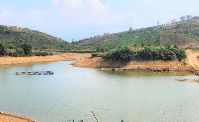Hai người đàn ông chết đuối dưới hồ thủy lợi ở Lâm Đồng- Ảnh 1.