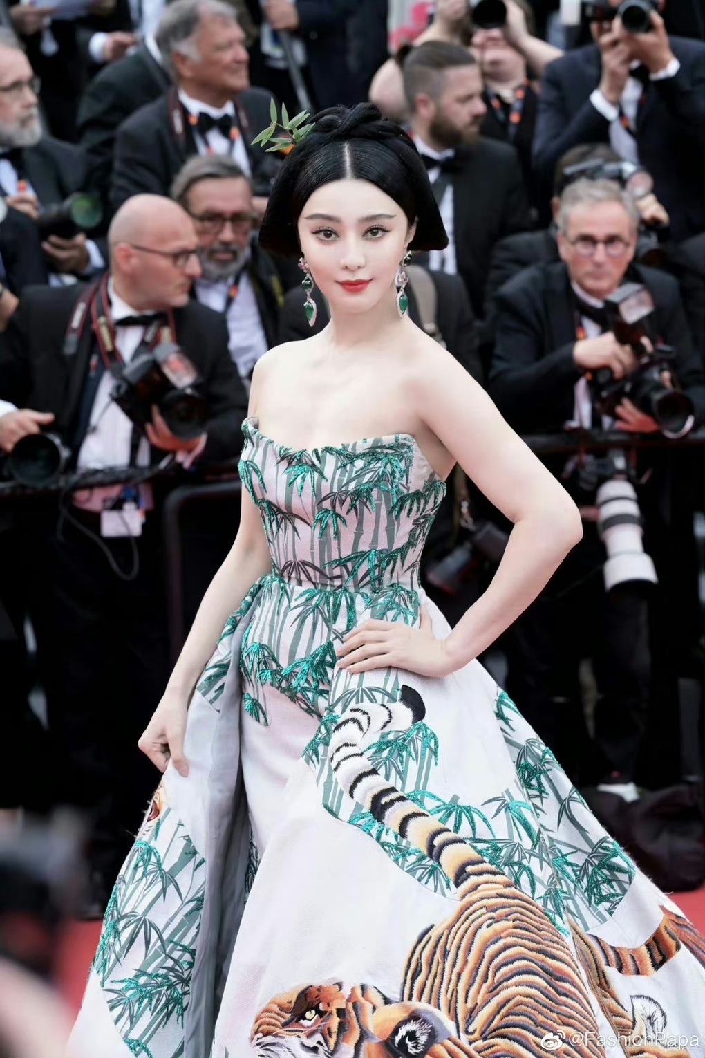 Căng: 1 đại hoa đán bị tố tác động vật lý trợ lý ở Cannes, triệu người réo tên Thư Kỳ - Phạm Băng Băng- Ảnh 3.
