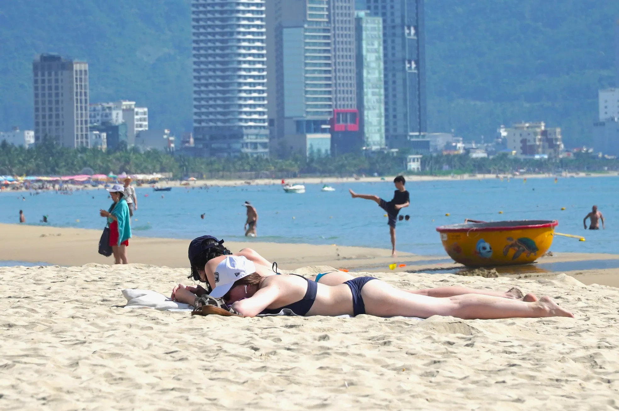 Bãi biển Đà Nẵng toàn khách Tây 'phơi mình'- Ảnh 1.