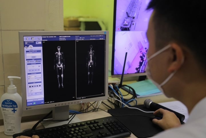 M&aacute;y xạ trị chạy 23 tiếng mỗi ng&agrave;y v&igrave; qu&aacute; tải bệnh nh&acirc;n ung thư- Ảnh 1.