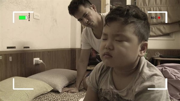 "Cây hài nhí" quốc dân Bi Béo cao lớn bất ngờ sau 10 năm, ca hát đóng kịch vẫn không hot bằng meme khai giảng!- Ảnh 1.