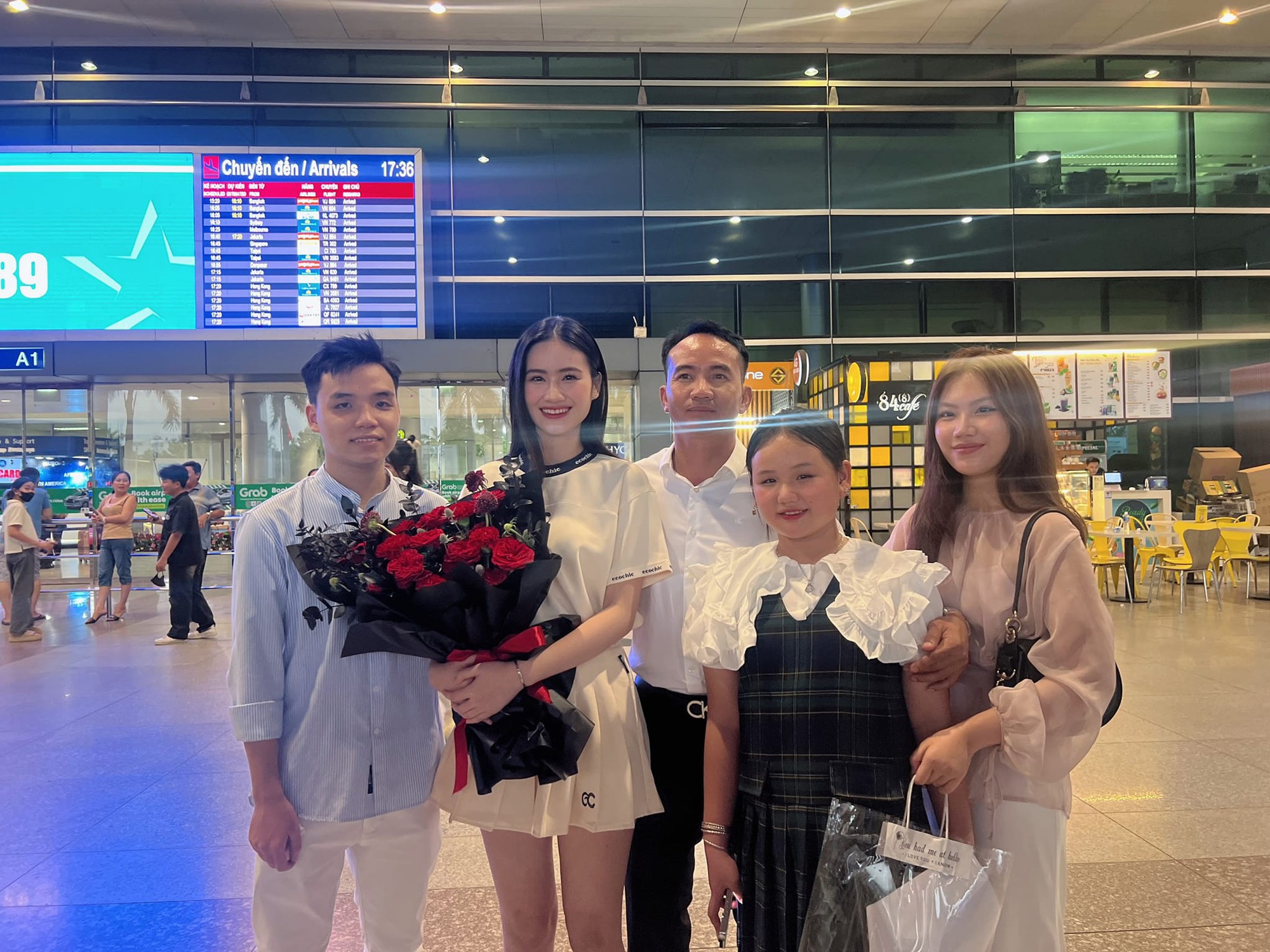 Hoa hậu Ý Nhi bất ngờ thông báo nóng về mối quan hệ hiện tại với bạn trai Anh Kiệt!- Ảnh 2. Hoa hậu Ý Nhi bất ngờ thông báo nóng về mối quan hệ hiện tại với bạn trai Anh Kiệt!- Ảnh 2.